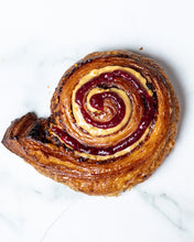 Load image into Gallery viewer, Peanut Butter/ Jam Snail
